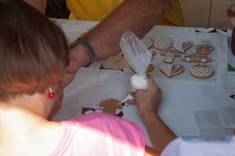 Lukrowane pierniczki podczas wydarzenia o nazwie: VII Święto Miodu w Pszczynie. Autor zdjęcia: Kazimierz Wiśniowski