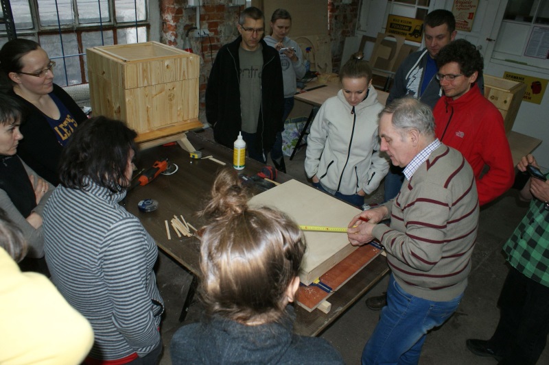 Prace nad ulem wielkopolskim w ramach IV edycji warsztatów pszczelarskich organizowanych przez Fab Lab Łódź w ramach projektu \