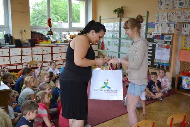 Powodem naszej wizyty było m.in. wręczenie pszczelich kolorowanek dla przedszkolaków. Autorka zdjęcia: Agnieszka Jurasz.