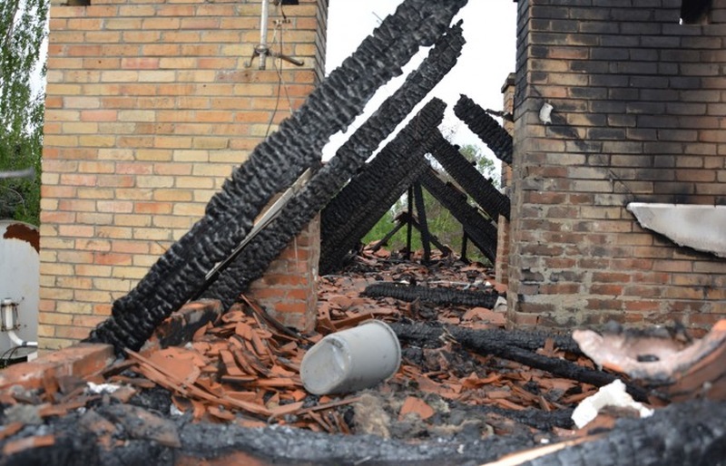 To, co pozostało z dachu po pożarze domu pszczelarza z Łojowic.