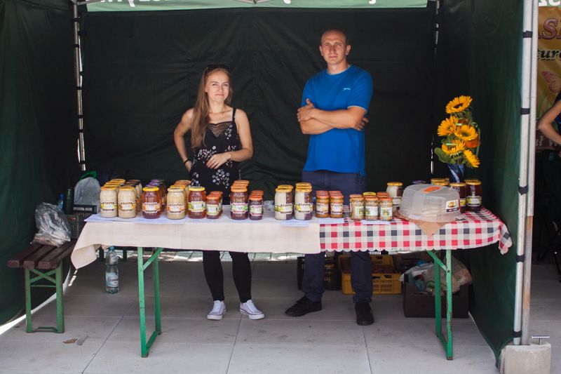 Stoisko pszczelarzy podczas wydarzenia o nazwie: VII Święto Miodu w Pszczynie. Autor zdjęcia: Kazimierz Wiśniowski