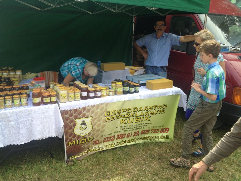 Stoisko Gospodarstwa Pszczelarskiego Kubik na XV Spotkaniu Pszczelarzy na Trutowisku w Murckach.