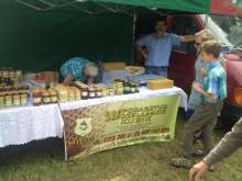 Stoisko Gospodarstwa Pszczelarskiego Kubik na XV Spotkaniu Pszczelarzy na Trutowisku w Murckach.