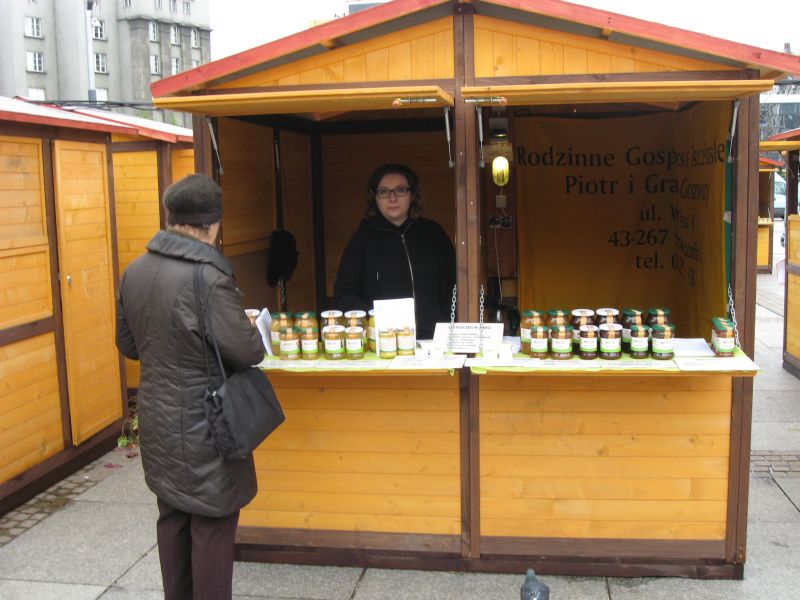 Stoisko rodzinnego gospodarstwa pasiecznego podczas II Festiwalu Miodu w Katowicach. Autor zdjęcia: Kazimierz Wiśniowski