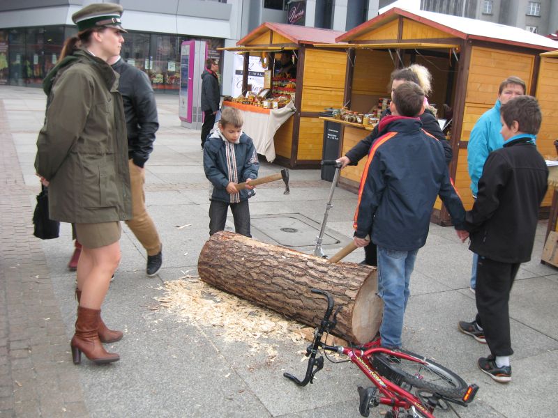 Grupowe dzianie barci na II Festiwalu Miodu w Katowicach. Autor zdjęcia: Kazimierz Wiśniowski