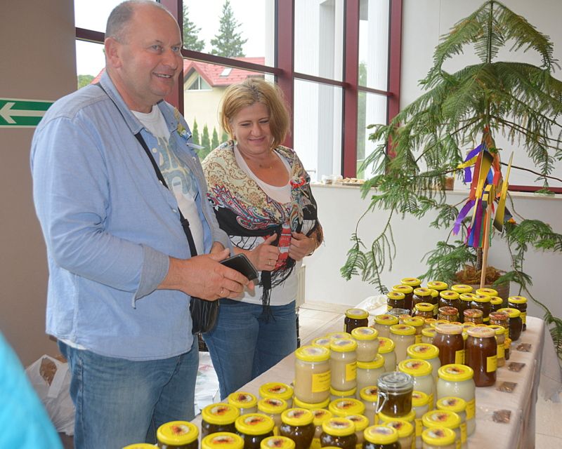 Pszczelarze prezentują ofertę miodów odmianowych na I Konferencji Pszczelarskiej w Brzesku (02.09.2017 r.). Autor zdjęcia: Marek Kotfis