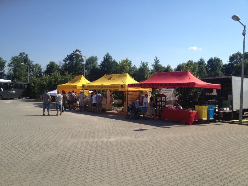 Pierwsze stoiska wystawiennicze od strony parkingów - XXIV Biesiada u Bartnika