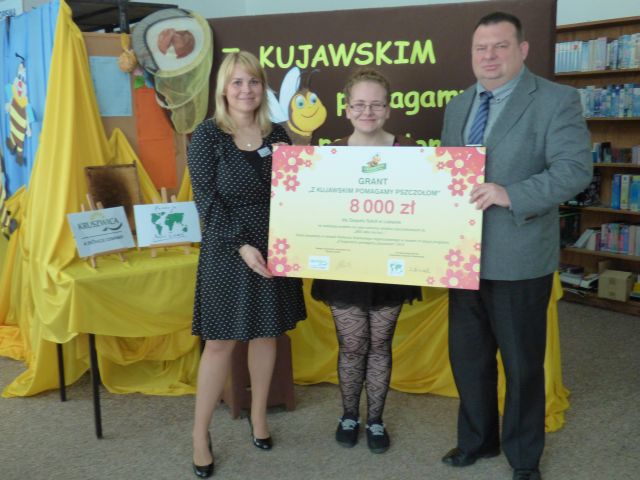 Przekazanie symbolicznego vouchera na ręce Pana Dyrektora ZS w Lubianie. Źródło zdjęcia: materiały przekazane przez p. Agnieszkę Gałwa.