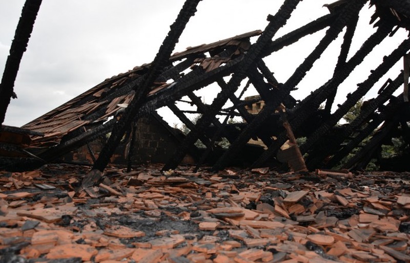 To, co pozostało z dachu po pożarze domu pszczelarza z Łojowic.