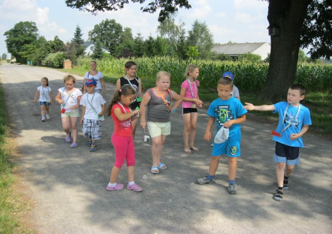 Młodzi badacze pszczelej natury w trakcie poszukiwań. Źródło zdjęcia: materiały przekazane przez p. Agatę Wojtuń.