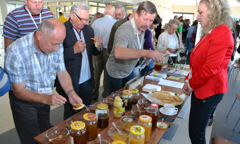 Degustacja miodów. I Forum Pszczelarskie w Stalowej Woli