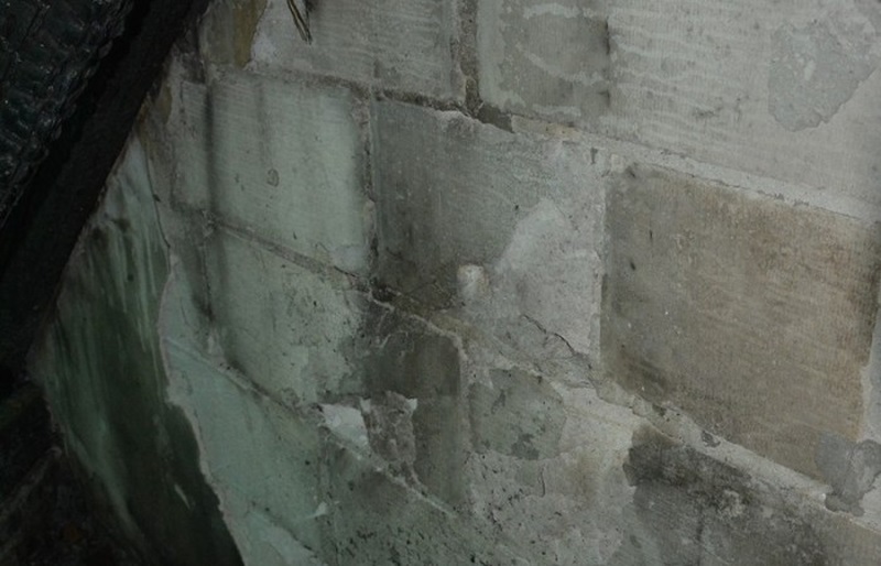 Ściana domu pszczelarza z Łojowic. Stan po pożarze dachu.