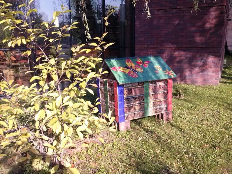 Domek dla dzikich zapylaczy w Jaworznie od strony chodnika. Autor zdjęcia: Marcin Balana