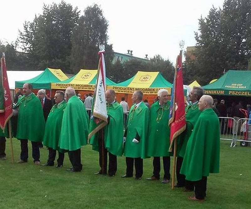 Poczty sztandarowe podczas XXXIII Ogólnopolskich Dni Pszczelarza w Wałczu i Ziemi Wałeckiej.