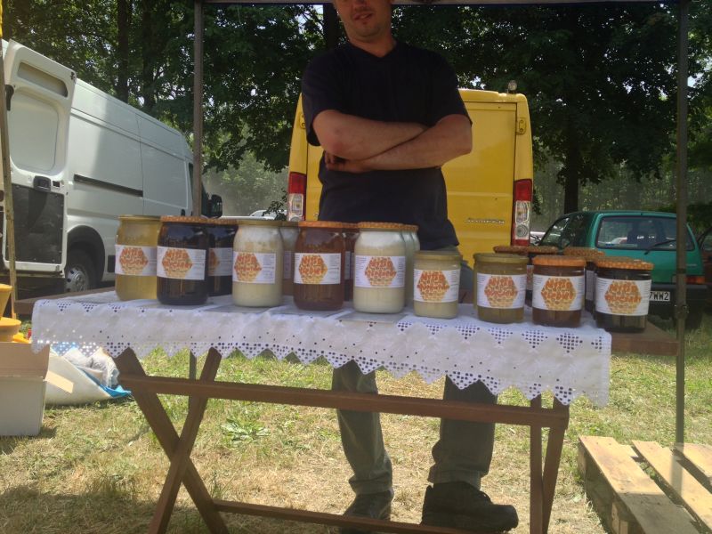 Stoisko z naturalnym miodem.