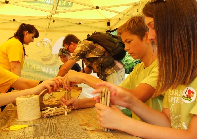 Uczyliśmy się przygotowywać elementy, które mogą stać się domem dla pszczół samotnic.