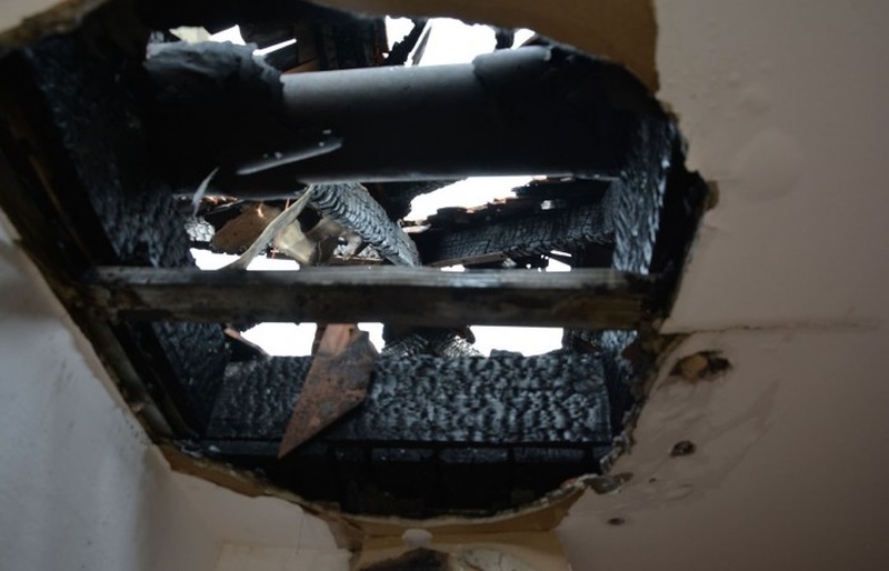 Stan po pożarze dachu domu pszczelarza z Łojowic.