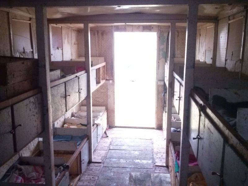 Pawilon pszczelarski pszczelarza z Olszanicy. Widok z wnętrza pawilonu.