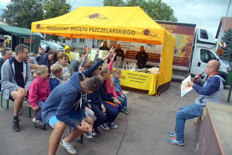 Najmłodsi uczestnicy konkursu organizowanego podczas I Konferencji Pszczelarskiej w Brzesku (02.09.2017 r.). Autor zdjęcia: Marek Kotfis