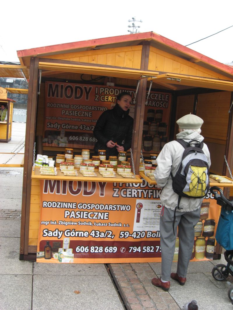 Stoisko Rodzinnego Gospodarstwa Pasiecznego Sudnik podczas II Festiwalu Miodu w Katowicach. Autor zdjęcia: Kazimierz Wiśniowski