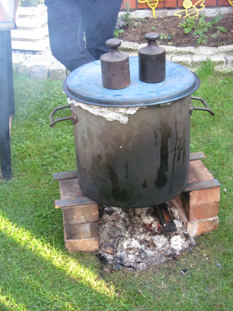 Ciepły posiłek dla pszczelarzy podczas Jesiennego Spotkania Pszczelarzy Ziemi Oświęcimskiej. Autor zdjęcia: Kazimierz Wiśniowski