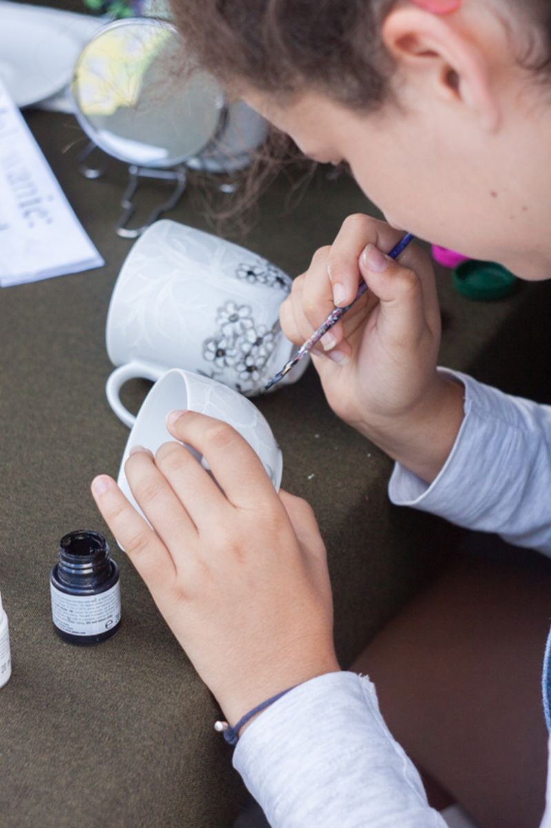 Malowanie porcelanowych filiżanek podczas VII Święta Miodu w Pszczynie. Autor zdjęcia: Kazimierz Wiśniowski