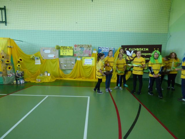 Od maja barwa naszej szkoły – wszechobecny żółty i pszczółki! Źródło zdjęcia: materiały przekazane przez p. Agnieszkę Gałwa.
5. Miód, nasiona miododajne i ulotki dla mieszkańców Lubiany. Źródło zdjęcia: materiały przekazane przez p. Agnieszkę Gałwa.