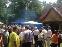 Stoiska gastronomiczne podczas XV Spotkania Pszczelarzy Śląskich na Trutowisku w Murckach.