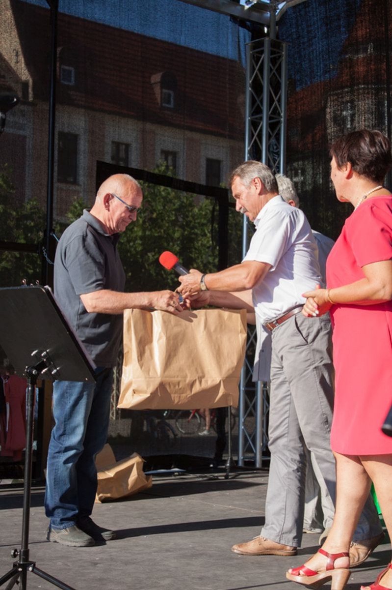 Wręczanie nagród i wyróżnień podczas VII Święta Miodu w Pszczynie. Autor zdjęcia: Kazimierz Wiśniowski