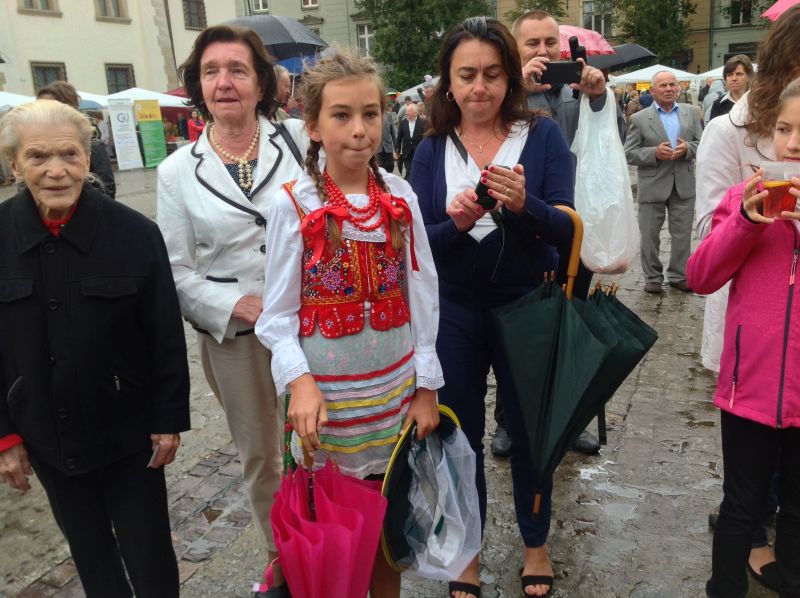 Młoda pszczelarka. XXII Krakowskie Miodobranie