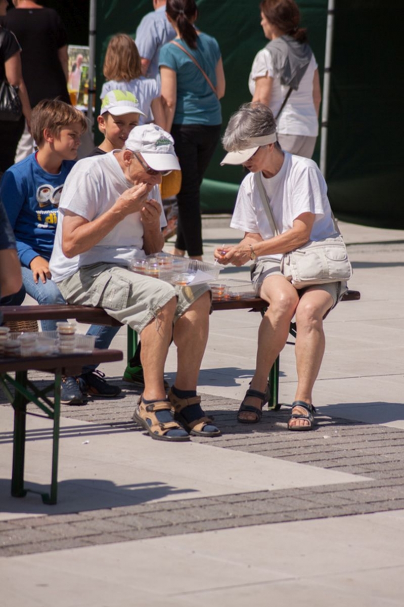 Degustacja miodów podczas wydarzenia o nazwie: VII Święto Miodu w Pszczynie. Autor zdjęcia: Kazimierz Wiśniowski