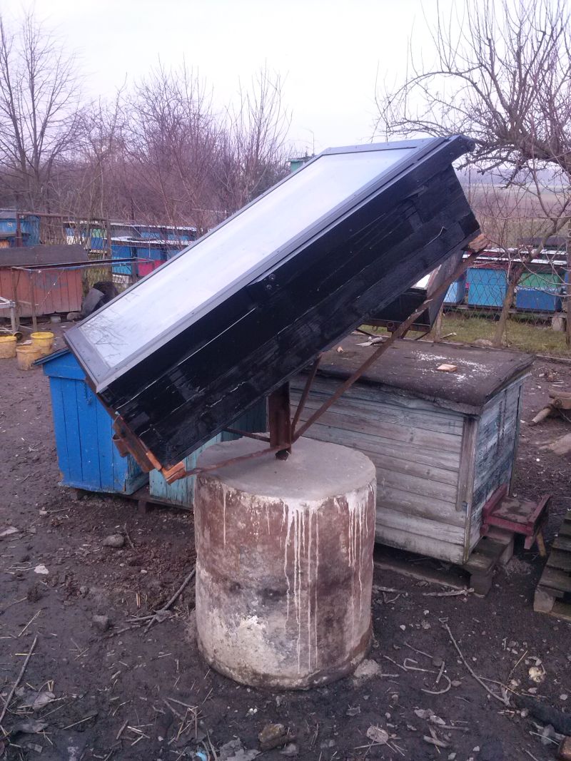 Samodzielnie wykonana topiarka do wosku. Widok z boku.