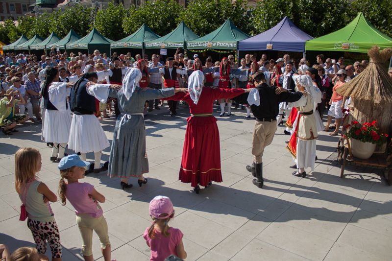Występy artystyczne odbywały się również i przed sceną VII Święta Miodu w Pszczynie. Autor zdjęcia: Kazimierz Wiśniowski