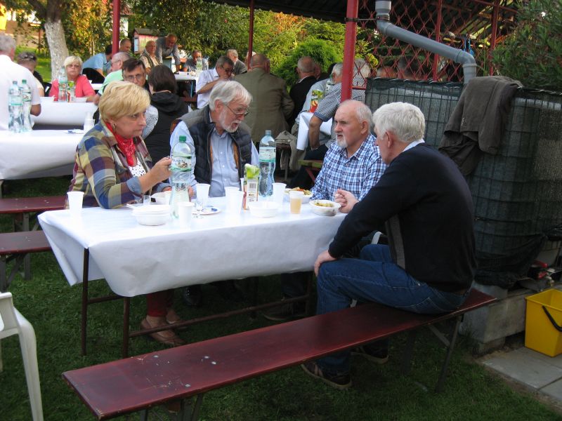 Rozmowy pszczelarzy podczas Jesiennego Spotkania Pszczelarzy Ziemi Oświęcimskiej. Autor zdjęcia: Kazimierz Wiśniowski