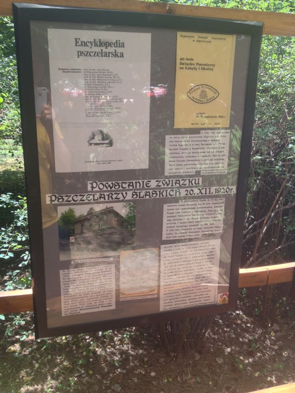 Tablica z historią Śląskiego Związku Pszczelarzy w Katowicach.
