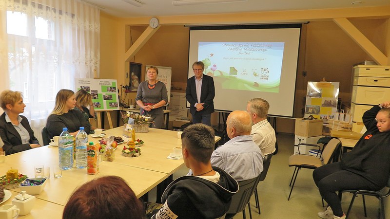 Uroczystość otwarcia pszczelej ścieżki edukacyjnej w Zespole Szkół Centrum Kształcenia Rolniczego w Rudnej. Autor zdjęcia: Zbigniew Smoła