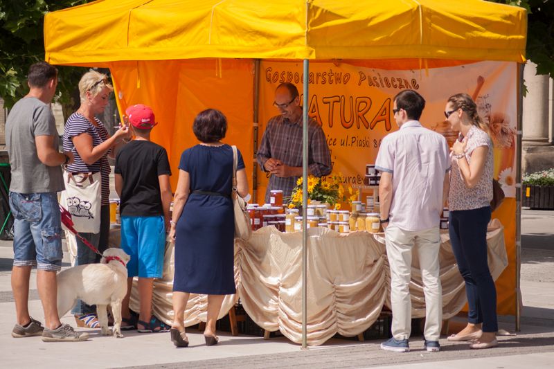 Stoisko wystawiennicze Gospodarstwa Pasiecznego Natura podczas wydarzenia o nazwie: VII Święto Miodu w Pszczynie. Autor zdjęcia: Kazimierz Wiśniowski