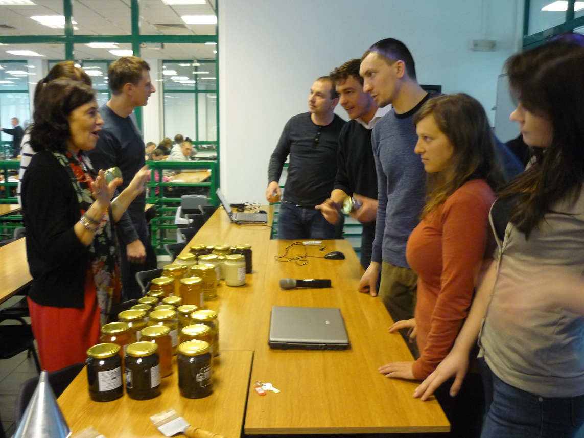 Prelekcja pana Adriana Suszki na temat pszczelarstwa i miodów w ramach projektu BeePower realizowanego przez organizację Enactus WSZiB.