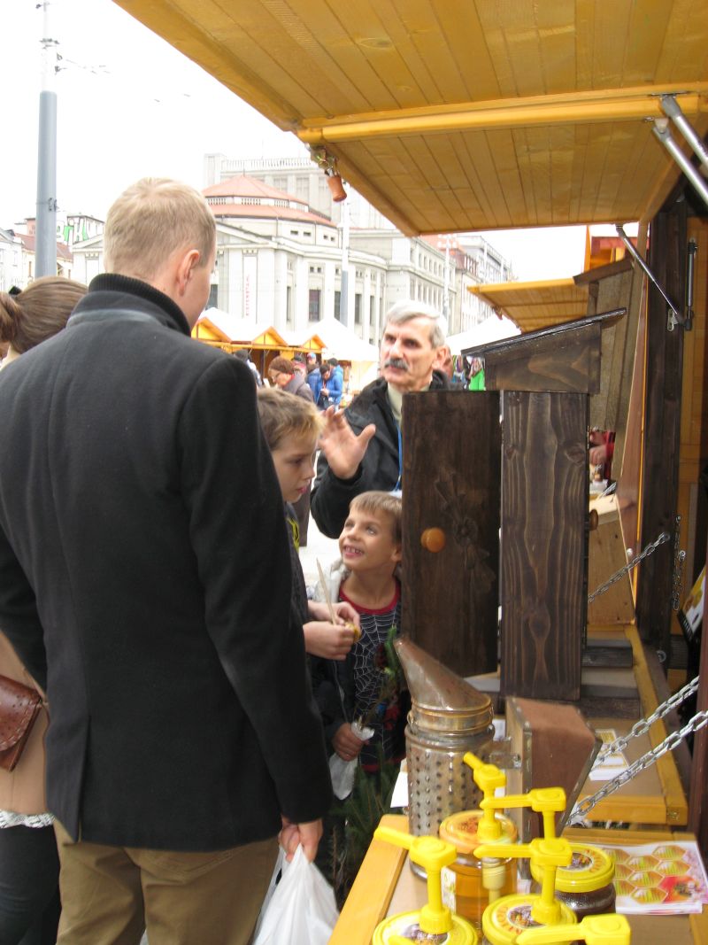 Stoisko promocyjne Nadleśnictwa Katowice i Śląskiego Związku Pszczelarzy w Katowicach podczas II Festiwalu Miodu w Katowicach. Autor zdjęcia: Kazimierz Wiśniowski