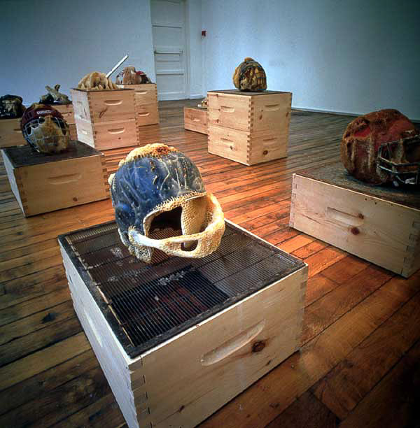 Rekwizyty odmienione przez pszczoły zaprezentowane na wystawie pt. Sports Night in Canada. Autorka: Aganetha Dyck. Fotografia: Peter Dyck. Źródło: www.aganethadyck.ca Artystka udzieliła nam pisemnej zgody na publikację fotografii jej prac.