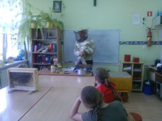 Spotkanie z pszczelarzem. Żródło zdjęcia: materiały przekazane przez p. Agatę Wojtuń.