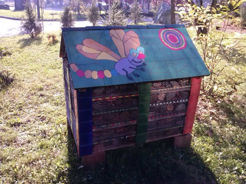 Domek dla dzikich zapylaczy obok Miejskiej Biblioteki Publicznej w Jaworznie. Widok od strony biblioteki. Autor zdjęcia: Marcin Balana