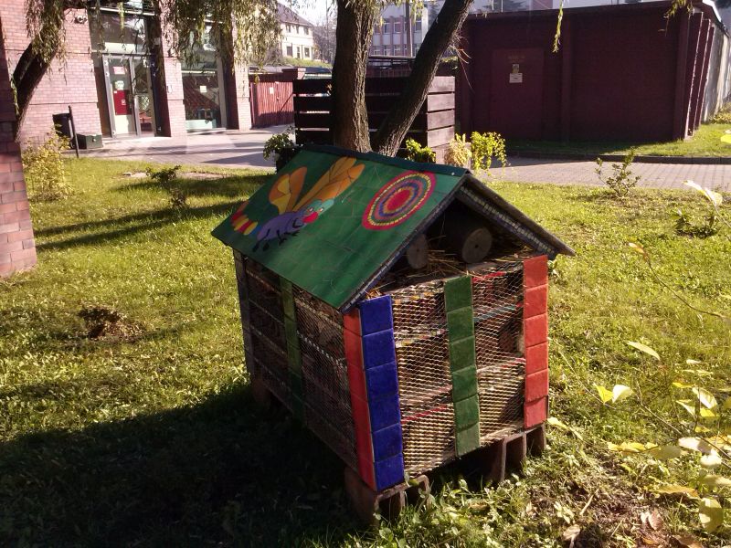 Domek dla dzikich zapylaczy obok Miejskiej Biblioteki Publicznej w Jaworznie. Widok od strony biblioteki. Autor zdjęcia: Marcin Balana