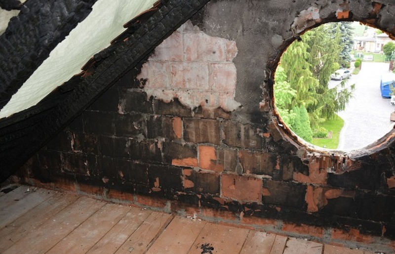 Poddasze domu pszczelarza z Łojowic. Stan po pożarze dachu.