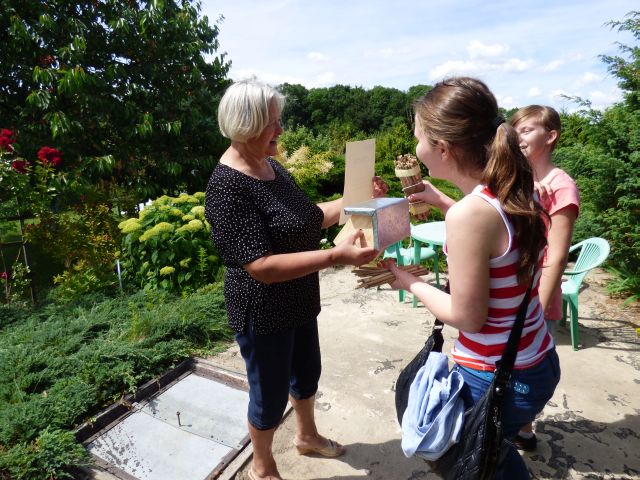 Budka dla trzmieli i rurki z trzciny wzbogacą ogród Pani Krystyny. Źródło zdjęcia: materiały przez p. Agnieszkę Gałwa.