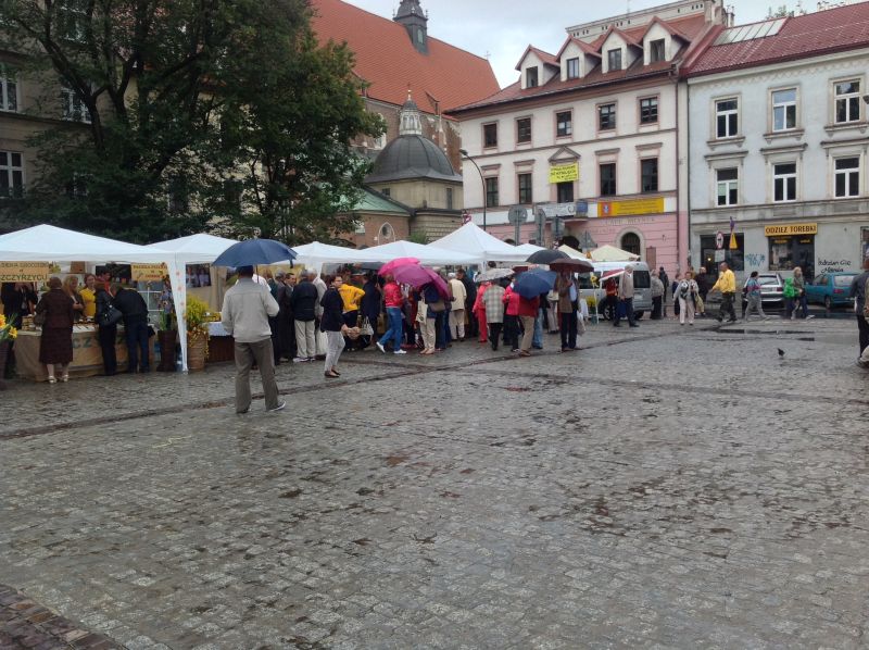 Stoiska wystawców na Placu Wolnica. XXII Krakowskie Miodobranie