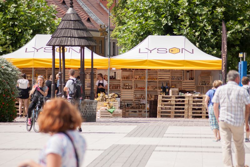 Stoisko wystawiennicze firmy Łysoń podczas wydarzenia o nazwie: VII Święto Miodu w Pszczynie. Autor zdjęcia: Kazimierz Wiśniowski