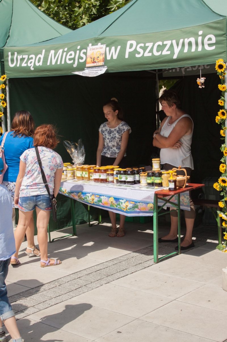 Namiot wystawienniczy rodzinnego gospodarstwa pszczelarskiego podczas wydarzenia o nazwie: VII Święto Miodu w Pszczynie. Autor zdjęcia: Kazimierz Wiśniowski