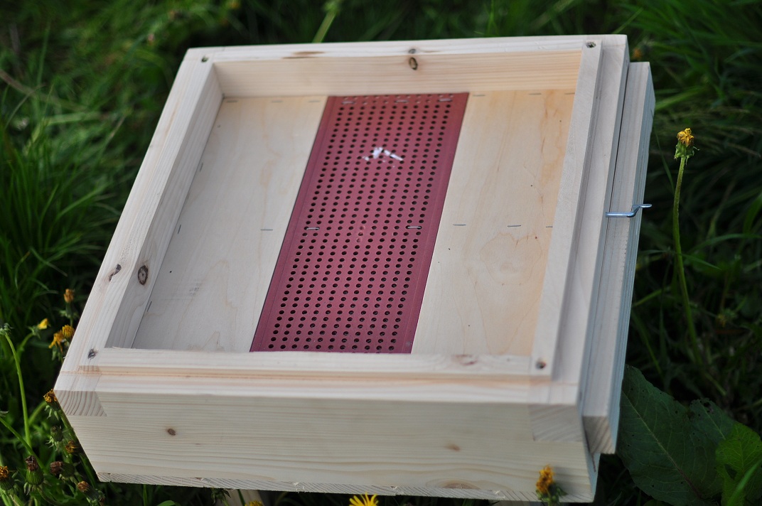 Dennica wysoka do poławiania pyłku - element ula wielkopolskiego. Źródło zdjęcia: Bartnicy.pl