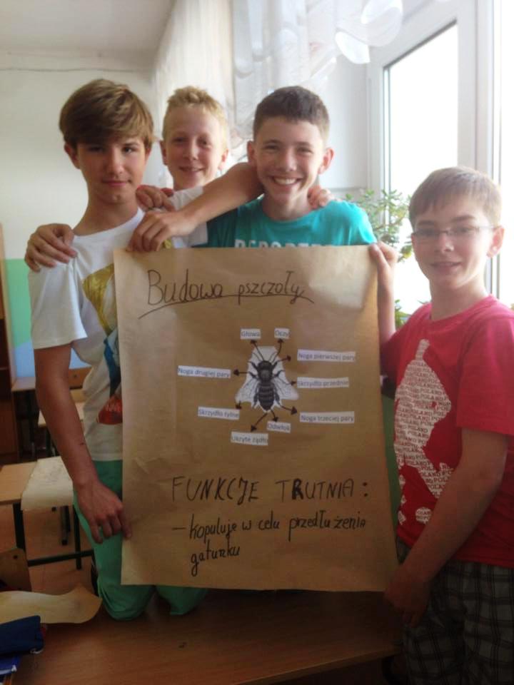 Uczniowie szóstej klasy Szkoły Podstawowej w Hanulinie z efektem swojej pracy. Źródło: Szkoła Podstawowa w Hanulinie.